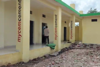 UP: शर्मनाक! एमपी के सरकारी स्कूल में बच्चों से टॉयलेट साफ कराए जाने पर हंगामा