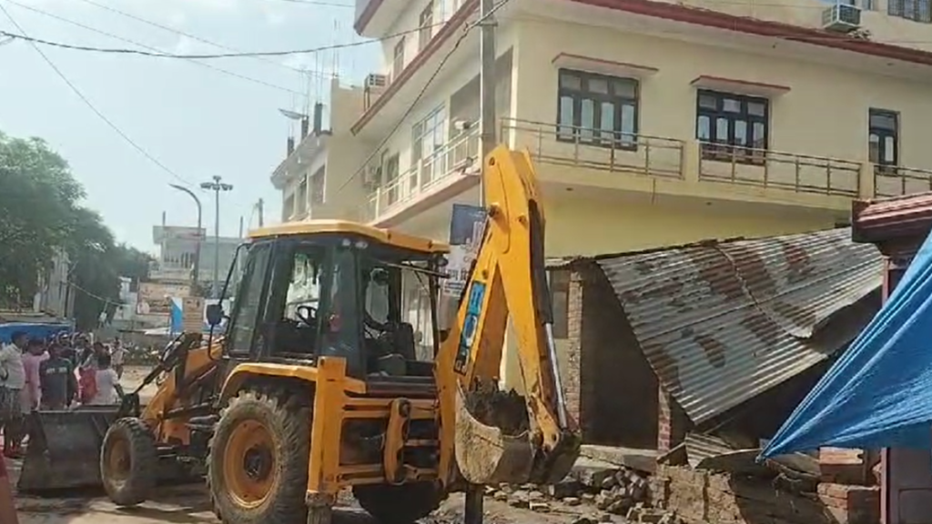 UP: 'सीतापुर' में फिर गरजा बुलडोजर, नैमिषारण्य कॉरिडोर के निर्माण
