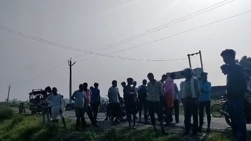 UP: स्वास्थ्य विभाग की बड़ी लापरवाही, नवजात बच्ची का शव सड़क किनारे मिला 1 UP: स्वास्थ्य विभाग की बड़ी लापरवाही