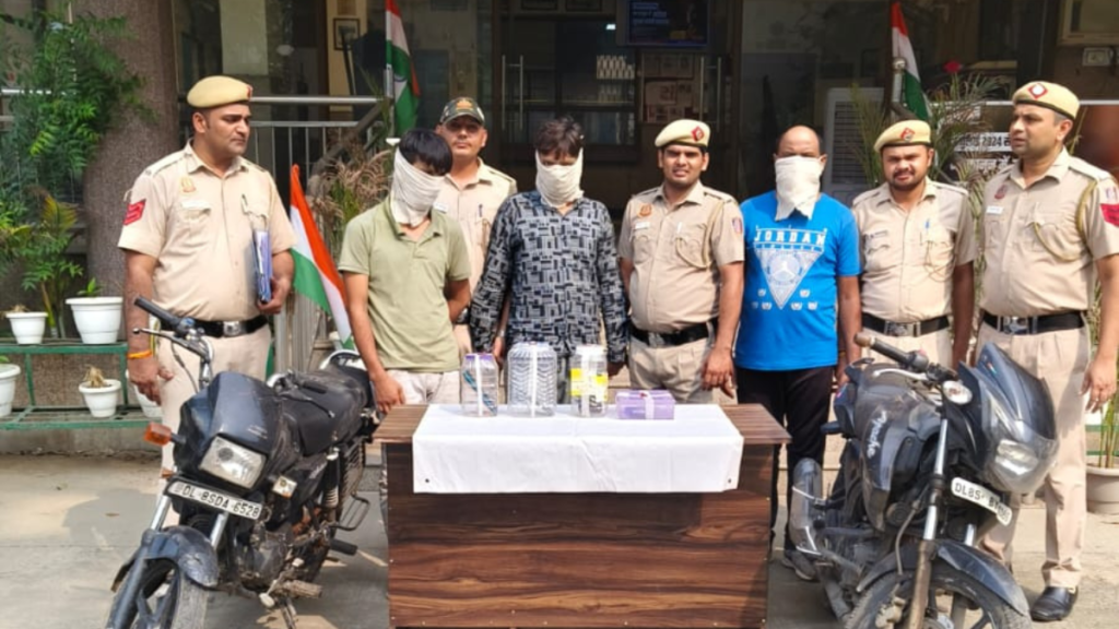 New Delhi: सड़कों पर चोरी करने वाले गैंग का पर्दाफाश, 29 मामलों में शामिल तीन चोर गिरफ्तार