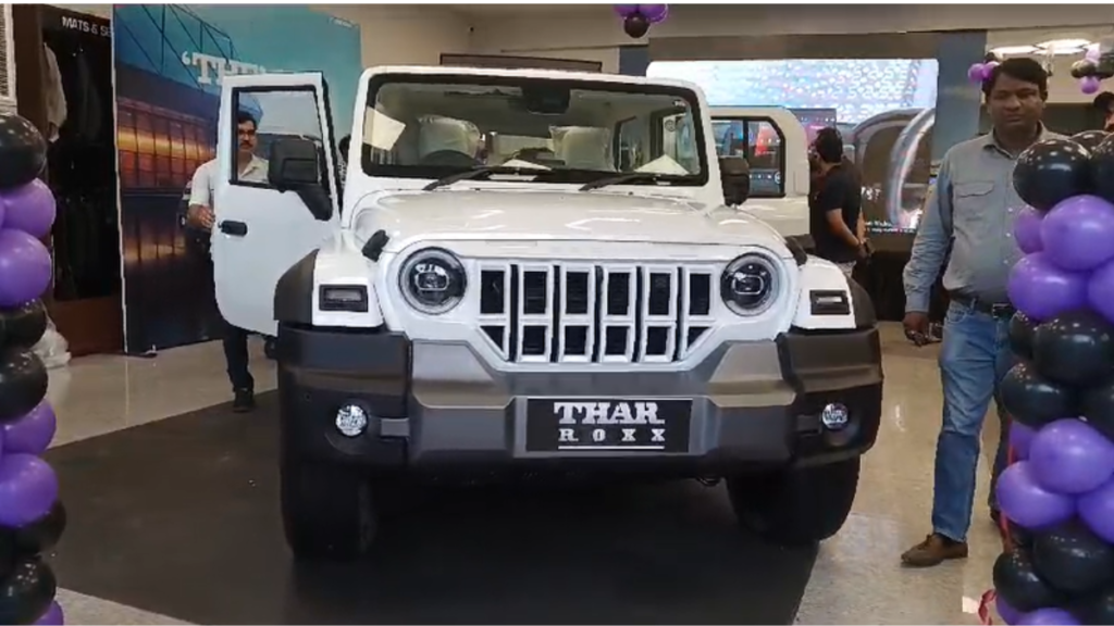 Kanpur में महिंद्रा थार रॉक्स लॉन्च, शोरूम में उमड़ी थार प्रेमियों की भीड़