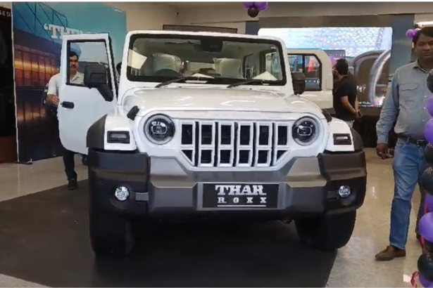 Kanpur में महिंद्रा थार रॉक्स लॉन्च, शोरूम में उमड़ी थार प्रेमियों की भीड़
