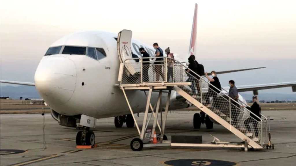 नाव से जुड़ा है प्लेन में बोर्डिंग का कनेक्शन, Flight में हमेशा बाई तरफ से क्यों होती है बोर्डिंग, जानिए