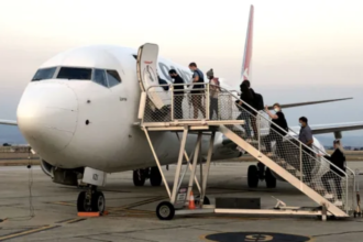 नाव से जुड़ा है प्लेन में बोर्डिंग का कनेक्शन, Flight में हमेशा बाई तरफ से क्यों होती है बोर्डिंग, जानिए