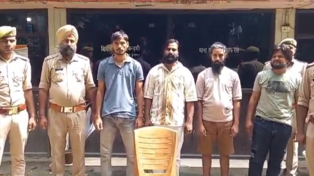 Ghaziabad में ऑनलाइन गेमिंग के कर्ज में फंसे दोस्तों ने युवक को Oyo होटल में बनाया बंधक, पुलिस ने किया रेस्क्यू