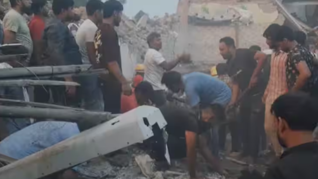 Meerut में बड़ा हादसा: मकान गिरने से 10 से अधिक लोग और पशु मलबे में दबे