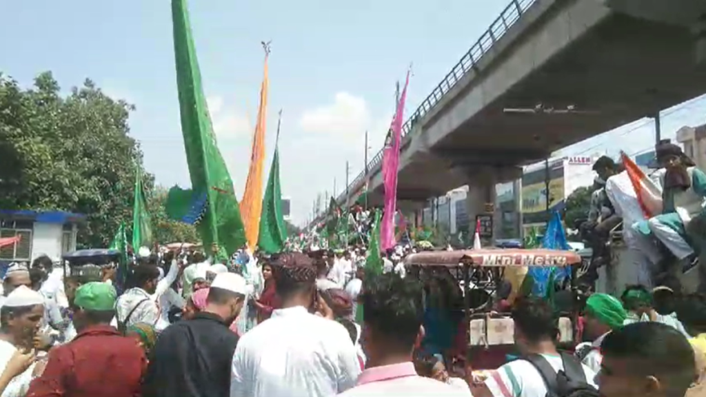 भाईचारे की मिसाल पेश कर हाथों में देश की आन बान और शान