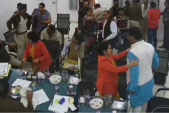 Madhya Pradesh: पार्षद की धमकी और ASI ने गुस्से में फाड़ दी अपनी वर्दी, गरमाया मामला