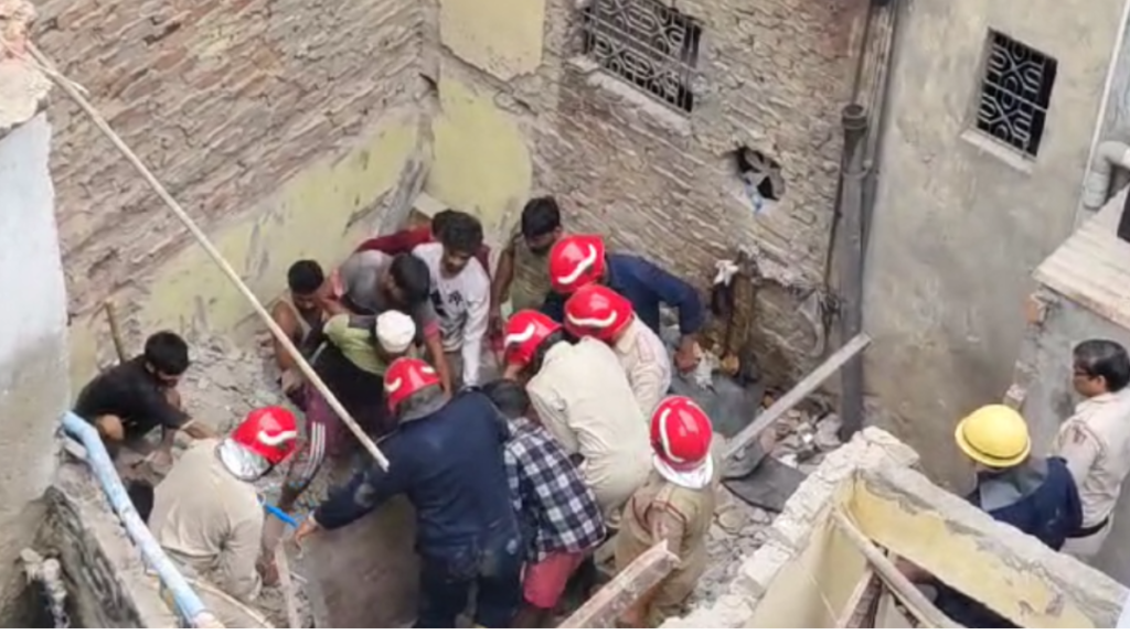 Delhi: करोल बाग में ढहा मकान, 5 दमकल गाड़ियां मौके पर मौजूद, राहत-बचाव कार्य है जारी