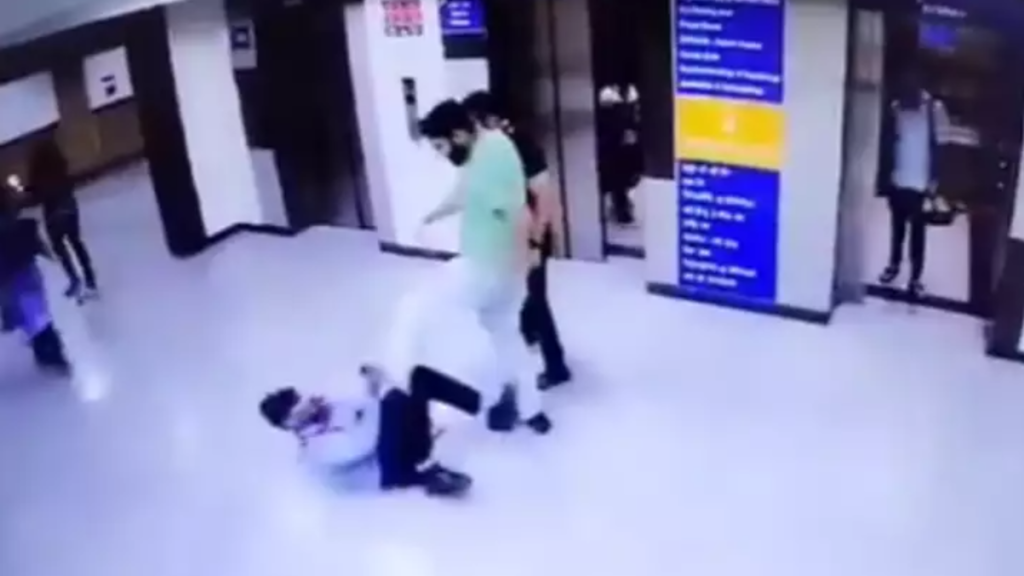 Noida: जेपी अस्पताल में लिफ्ट को लेकर दबंगों ने गार्ड के साथ की मारपीट