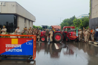 वेव सिटी Ghaziabad: किसानों का धरना प्रदर्शन, मुआवजे की मांग