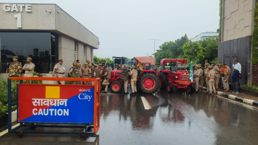 वेव सिटी Ghaziabad: किसानों का धरना प्रदर्शन, मुआवजे की मांग