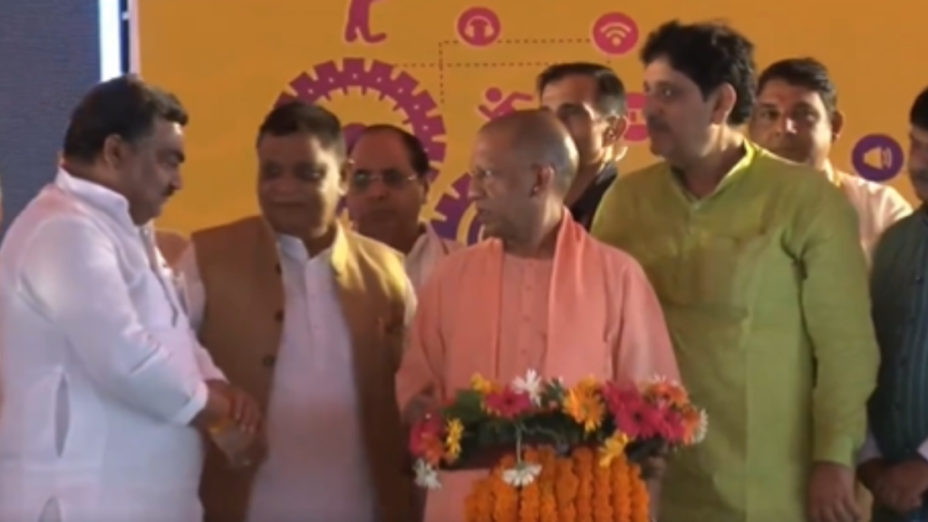 Ghaziabad: CM योगी ने मंच पर विधायक नंद किशोर गुर्जर को खास तवज्जों देकर दिया एक बड़ा मैसेज