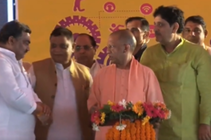 Ghaziabad: CM योगी ने मंच पर विधायक नंद किशोर गुर्जर को खास तवज्जों देकर दिया एक बड़ा मैसेज