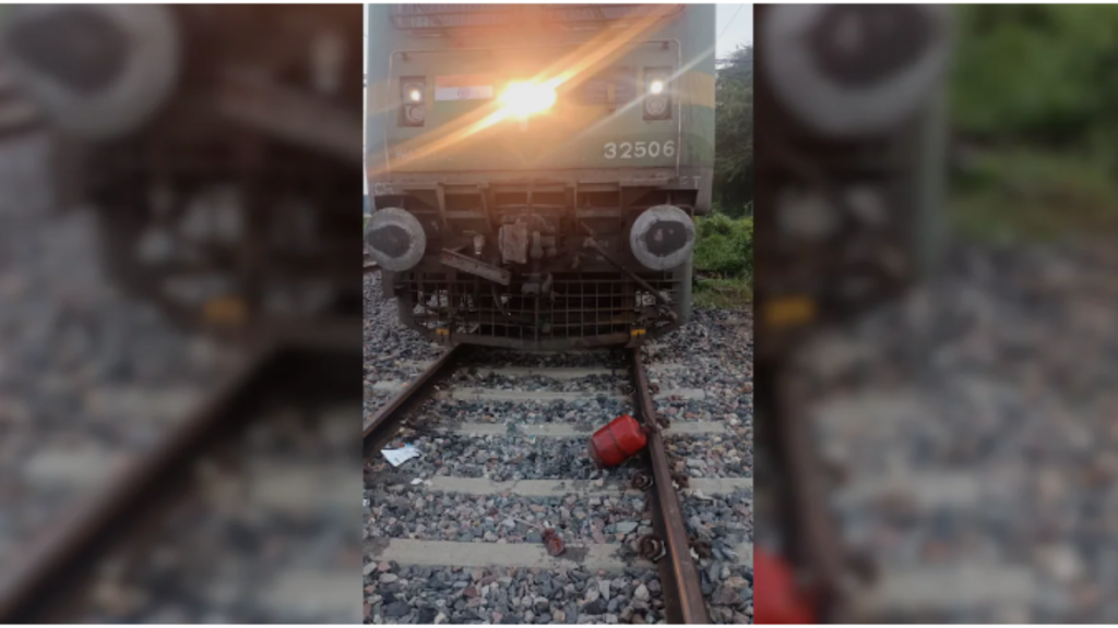 Uttar Pradesh: प्रयागराज-फतेहपुर रेलवे ट्रैक पर मिला गैस सिलेंडर, पुलिस ने शुरू की जांच