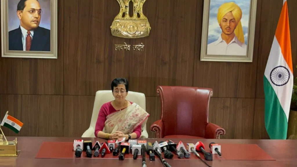 दिल्ली की नई मुख्यमंत्री Atishi ने संभाला पद, केजरीवाल की कुर्सी का किया सम्मान
