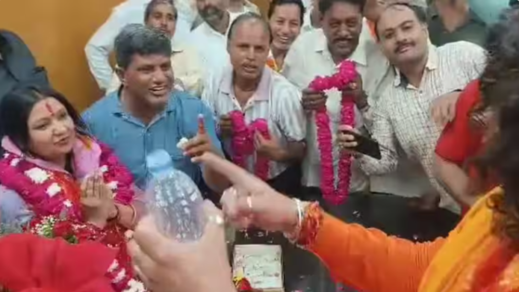 Jaipur: BJP विधायक का अजीब कारनामा, कांग्रेस से अलग हुए सांसदों को गंगाजल से 'शुद्ध' कर पिलाया गोमूत्र