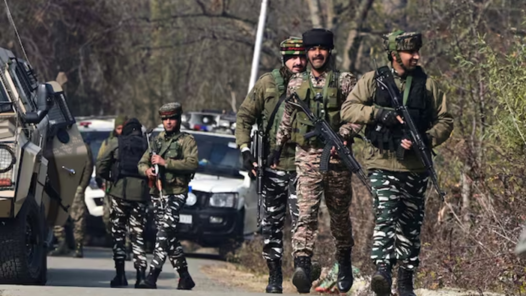 Kashmir के कुलगाम में मुठभेड़ में दो आतंकियों का हुआ सफाया, 5 सुरक्षाकर्मी हुए घायल