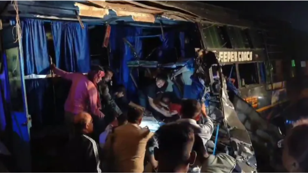 Madhya Pradesh: प्रयागराज से नागपुर जा रही लग्जरी बस हुई दुर्घटनाग्रस्त, 9 लोगों की हुई मौत व 20 लोग घायल