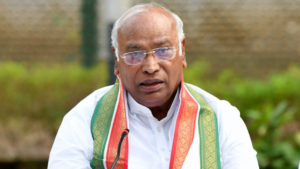 Jammu Kashmir: प्रचार के दौरान Mallikarjun Kharge की तबीयत बिगड़ी, कहा- "PM मोदी को सत्ता से हटाए बिना नहीं मरूंगा"