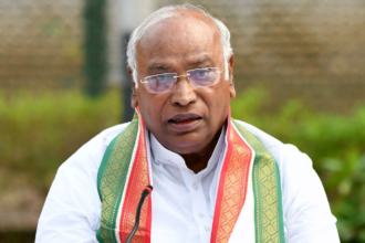 Jammu Kashmir: प्रचार के दौरान Mallikarjun Kharge की तबीयत बिगड़ी, कहा- "PM मोदी को सत्ता से हटाए बिना नहीं मरूंगा"