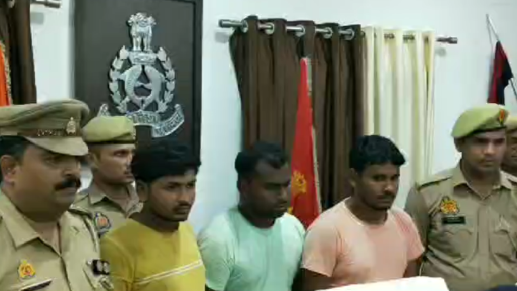Uttar Pradesh: सोशल मीडिया पर फर्जी महिला आईडी से ब्लैकमेलिंग करने वाले गिरोह का भंडाफोड़, 3 सदस्य गिरफ्तार
