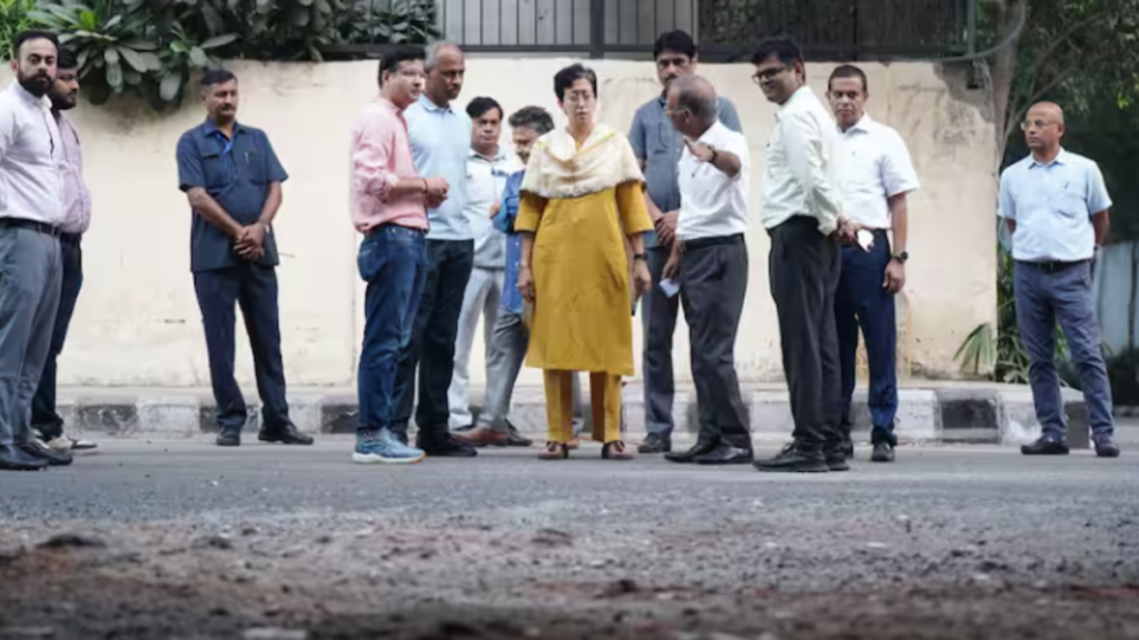 Delhi: दिल्ली सरकार के मंत्री उतरे सड़कों पर, दीपावली तक गड्ढा मुक्त सड़कों का किया वादा