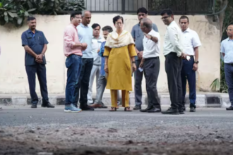 Delhi: दिल्ली सरकार के मंत्री उतरे सड़कों पर, दीपावली तक गड्ढा मुक्त सड़कों का किया वादा