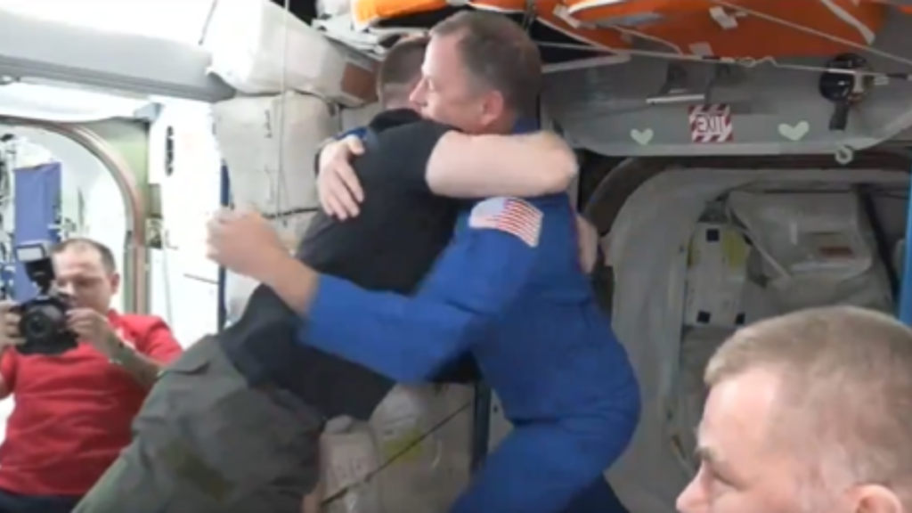 Sunita Williams को वापस लाने पहुंचा स्पेसएक्स ड्रैगन, अंतरिक्ष यात्रियों में जश्न का माहौल