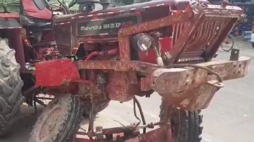 Noida में दर्दनाक हादसा: ऑल्टो कार और ट्रैक्टर की टक्कर में 4 की मौत, 1 घायल