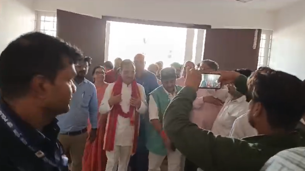 Uttar Pradesh: कानपुर पहुंचे राज्यसभा सांसद व पूर्व डिप्टी सीएम दिनेश शर्मा, दक्षिण भाजपा कार्यालय का किया दौरा