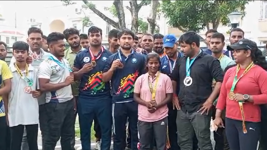 खेल मंत्री के आवास पर विरोध प्रदर्शन