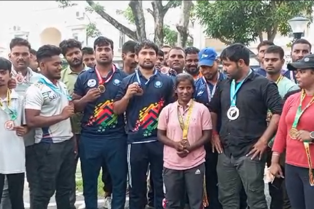 खेल मंत्री के आवास पर विरोध प्रदर्शन