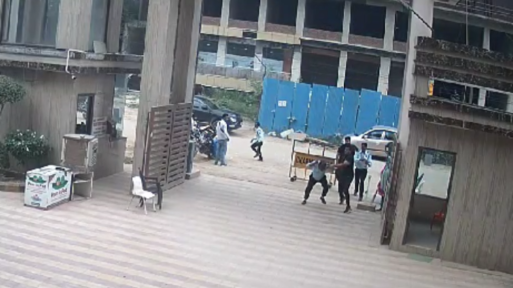 Ghaziabad: बाउंसरों की गुंडागर्दी का वीडियो वायरल, गार्ड की पिटाई की