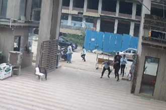 Ghaziabad: बाउंसरों की गुंडागर्दी का वीडियो वायरल, गार्ड की पिटाई की