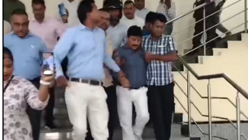 Kanpur: विजिलेंस टीम ने KDA के कर्मचारी को रिश्वत लेते रंगे हाथों पकड़ा