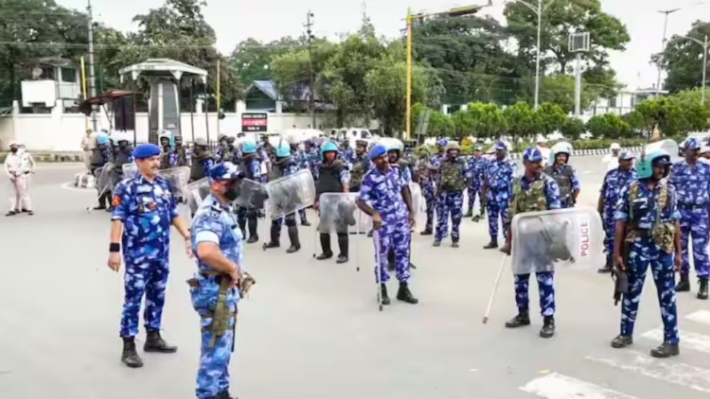 Manipur हिंसा पर सरकार का एक्शन, 5 दिनों के लिए इंटरनेट सेवाओं पर रोक, कर्फ्यू भी लागू