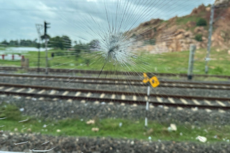 Vande Bharat ट्रेन पर पत्थरबाजी, गया-कोडरमा रेल खंड के बीच शरारती तत्वों का हमला