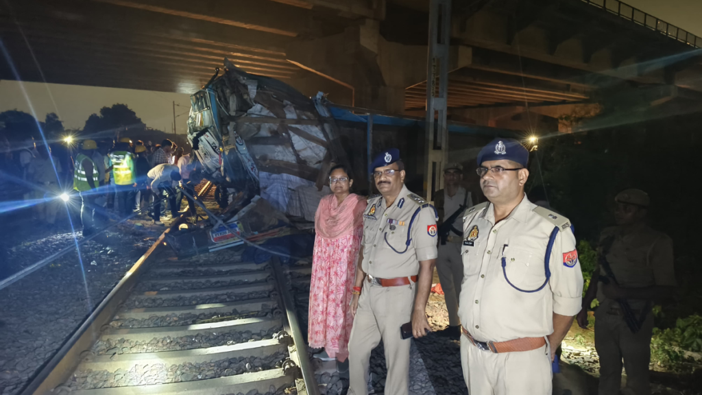 कानपुर झाँसी रेलवे लाइन पर ट्रक गिरने की दुर्घटना का निरीक्षण किया