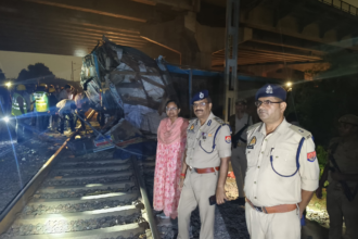 कानपुर झाँसी रेलवे लाइन पर ट्रक गिरने की दुर्घटना का निरीक्षण किया