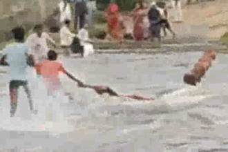 MP: मुरैना के अहरोली रपटे पर महिला पानी के तेज बहाव में बही, युवाओं ने बचाया