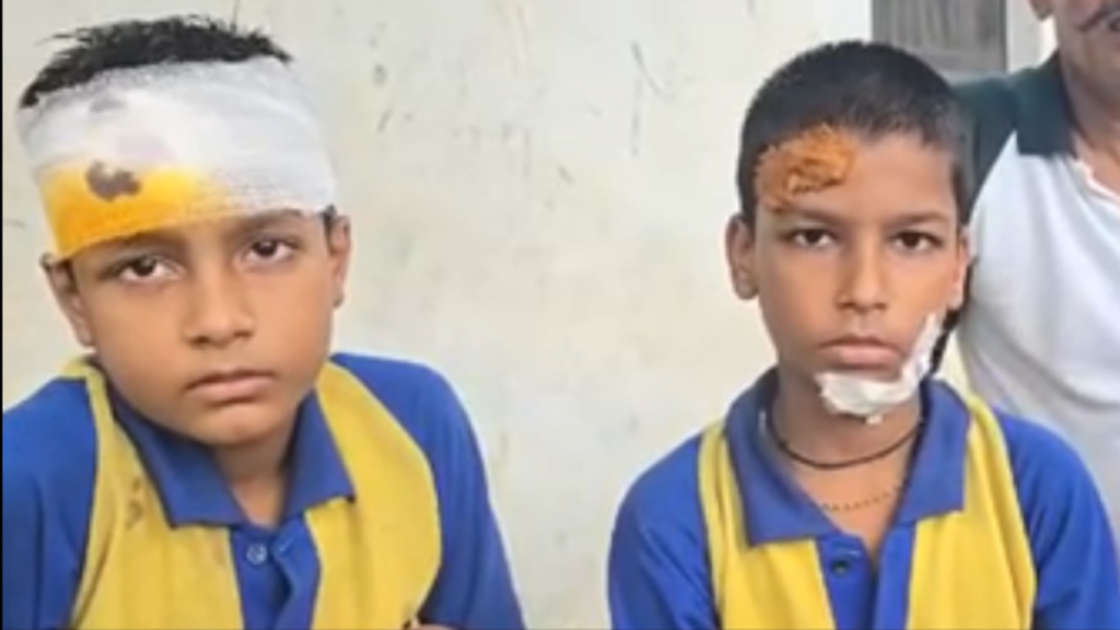 Uttar Pradesh: मऊ में बड़ा हादसा, स्कूली जीप पलटने से कई बच्चे घायल, दो गंभीर हालत में रेफर