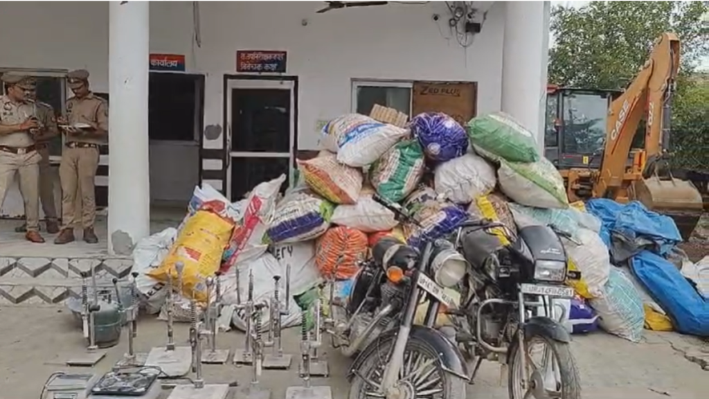 Ghaziabad: लोनी थाना पुलिस ने खुलासा किया पटाखा