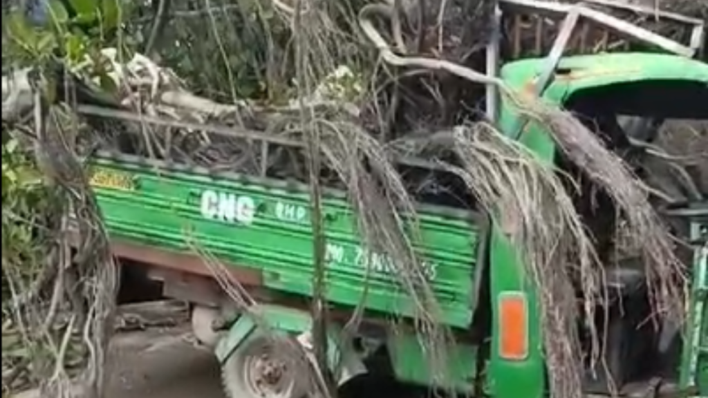 Kanpur में बड़ा हादसा: मिलिट्री कैंप चौकी के पास पेड़ गिरने से लोडर दबा