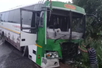 हाथरस में लोडर और बस की टक्कर