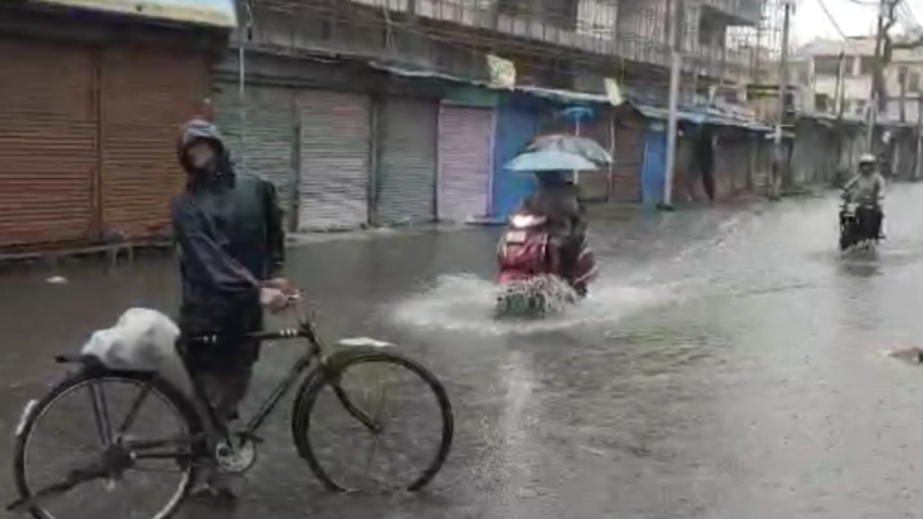 स्मार्ट सिटी Aligarh में बारिश का कहर: सेंटर पॉइंट, रामघाट रोड सहित कई क्षेत्रों में जलभराव