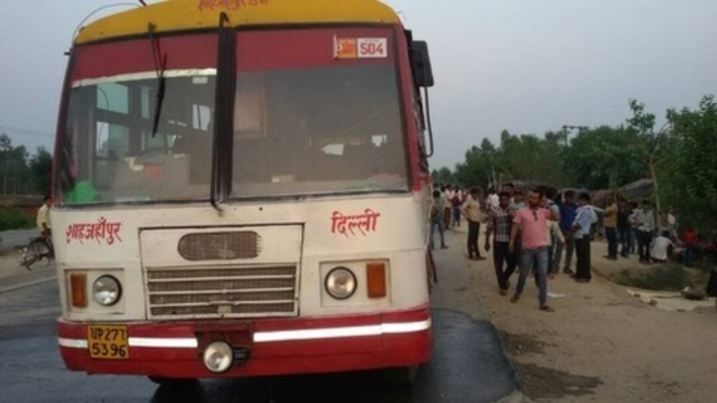 Uttar Pradesh: शाहजहांपुर में रोडवेज बस खाई में पलटी, ड्राइवर गंभीर रूप से घायल