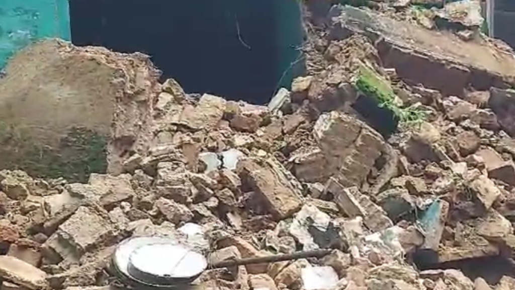 Jhansi में पुराना मकान भरभरा कर गिरा, एक शख्स हुई मौत