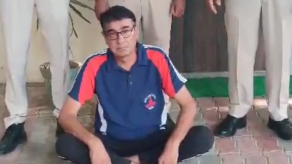 Delhi Police में ड्राइवर की नौकरी का झांसा देकर 4 लाख की ठगी, रिटायर्ड हेड कांस्टेबल कच्छ से गिरफ्तार