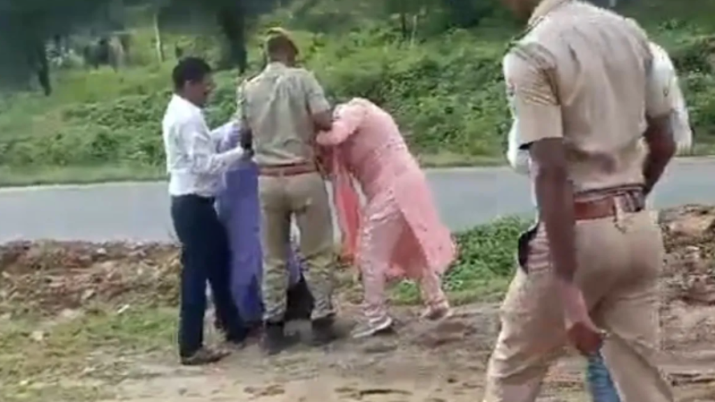 Rajasthan: टोडाभीम में अतिक्रमण हटाने पहुंची SDM की पिटाई, बालों से पकड़कर जमीन पर गिराया